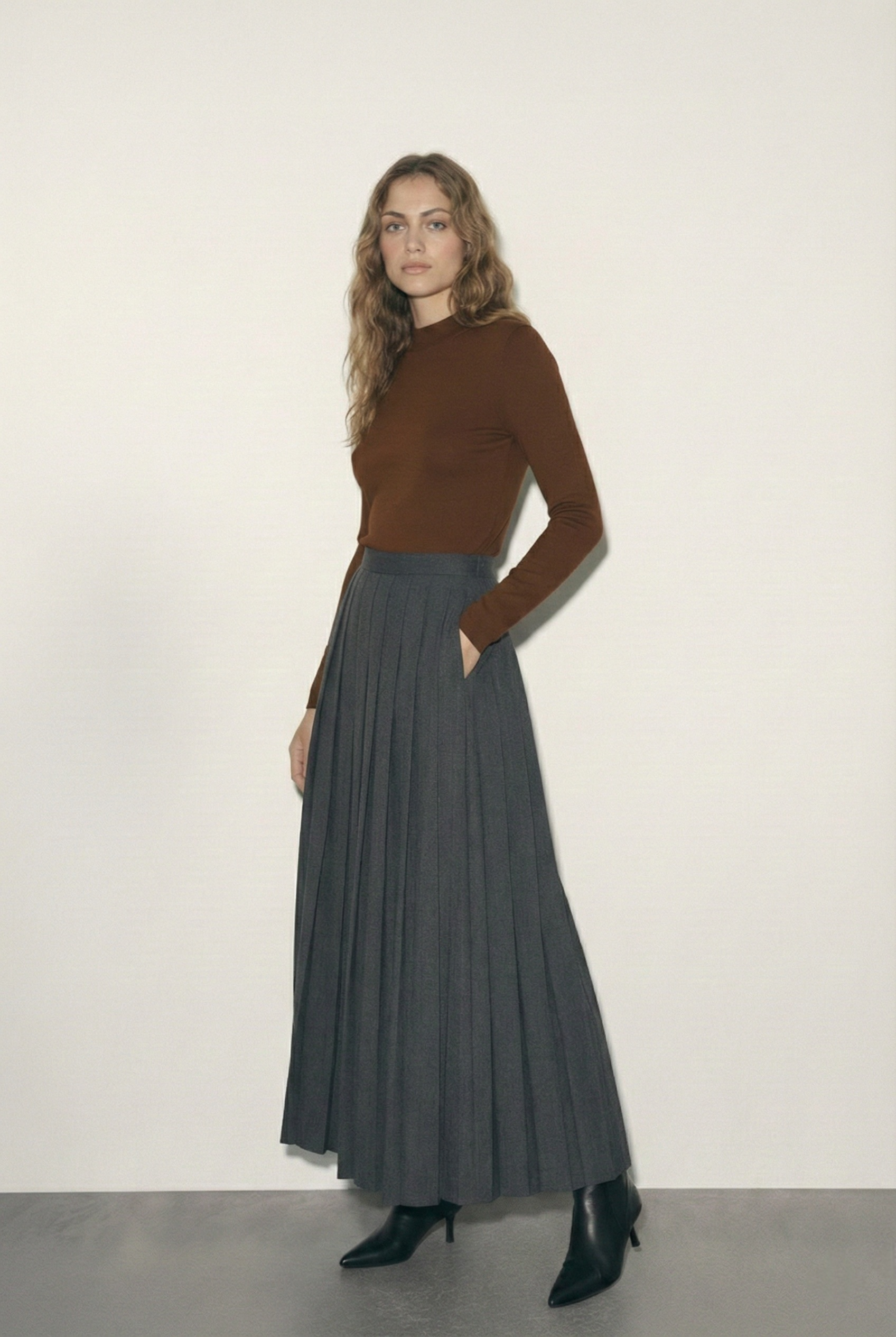 חצאית מידי פליסה אפורה