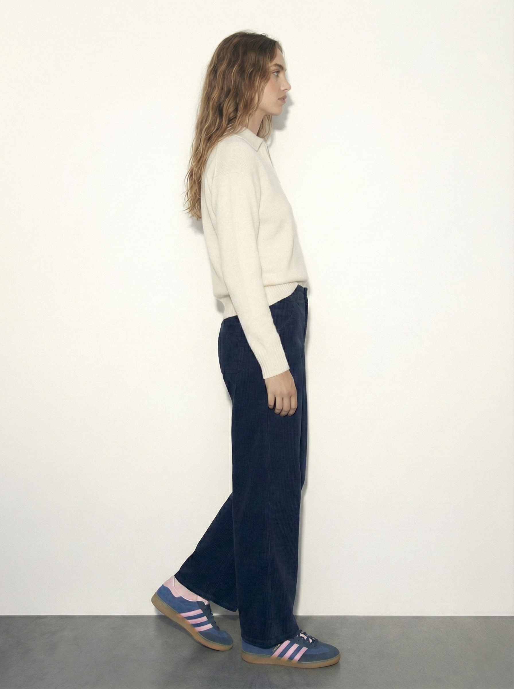 מכנסיים קורדרוי כחולים בגזרה רחבה